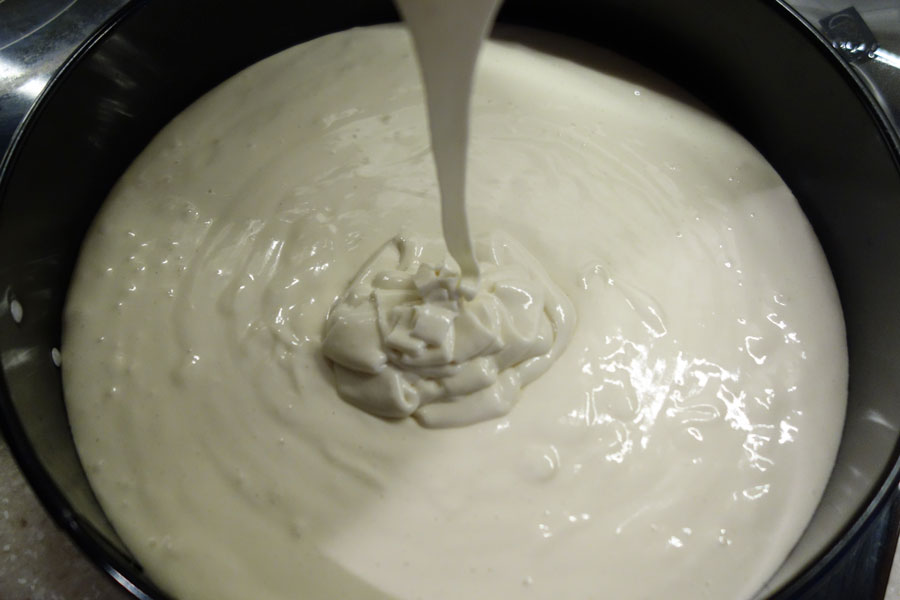 Смазанный маслом пирог. Вылить тесто в форму. Тесто перелить в форму для торта. Жидкое тесто переливают в форму. Тесто вылилось из формы.